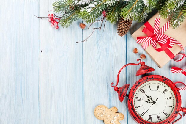 Scatola regalo di Natale sveglia e ramo di un albero