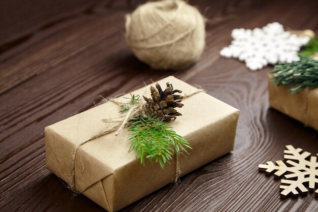 Scatola regalo natalizia con decorazioni avvolte in carta artigianale