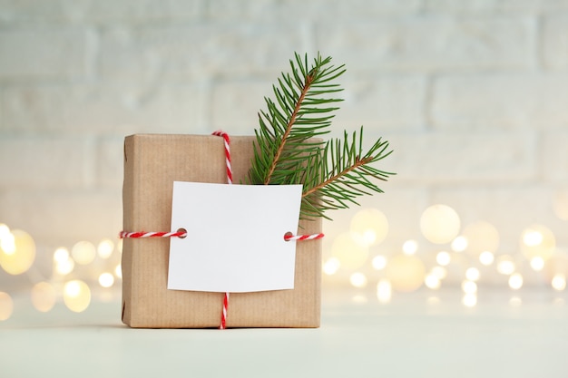 Scatola regalo natalizia fatta a mano decorata con ramo sempreverde e carta regalo vuota vuota. Concetto di Natale e Capodanno.