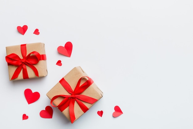 Scatola regalo rossa per il giorno di San Valentino con arco e cuore regalo di Natale Vista dall'alto Spazio per il testo Cartella di auguri Holday