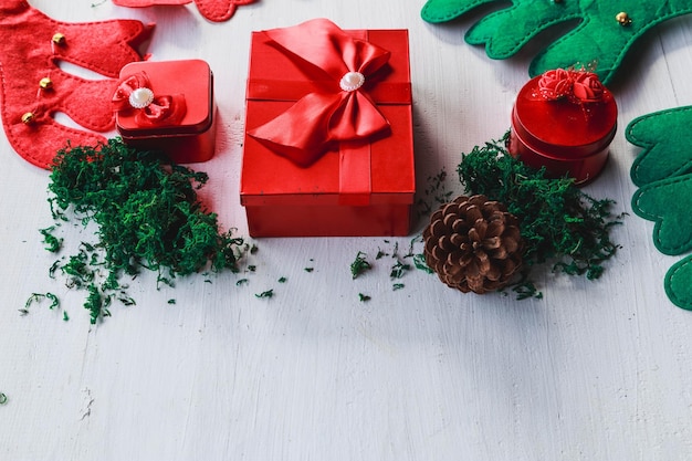 Scatola regalo rossa su sfondo bianco di legno per il giorno di Natale