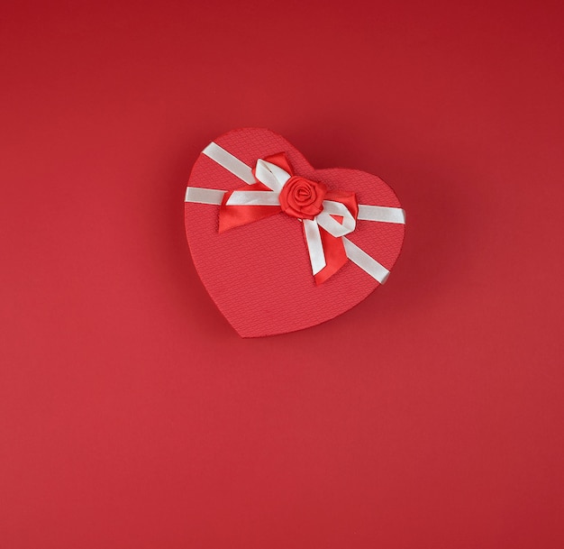 Scatola regalo rosso a forma di cuore con fiocco