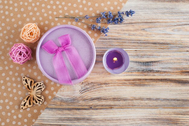 Scatola regalo viola, fiori di lavanda, candela