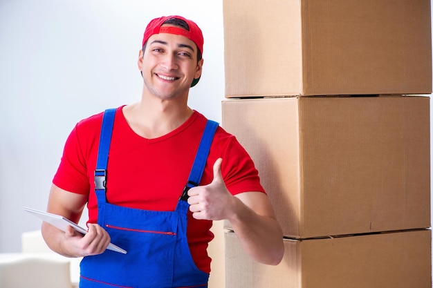 Scatole commoventi del lavoratore dell'appaltatore durante il trasloco dell'ufficio