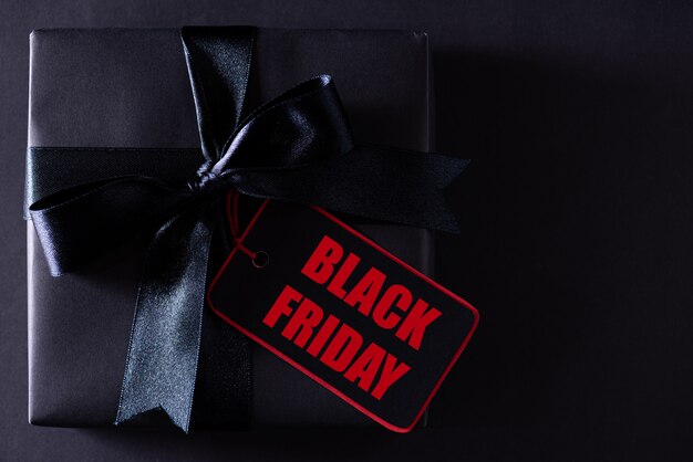 Scatole del Black Friday con imposta del Black Friday sull'insegna nera