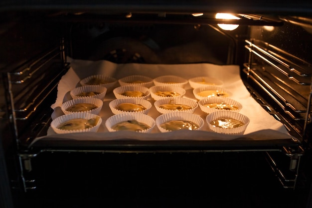 Scatole di carta ripiene di pasta per muffin