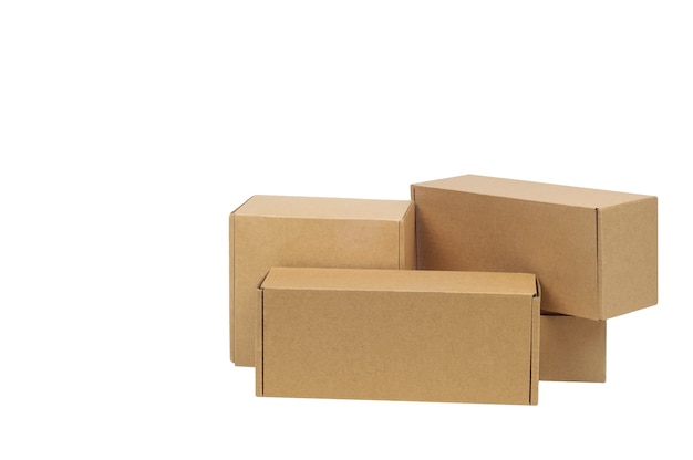 Scatole di cartone per merci su uno spazio bianco. Diverse dimensioni. Isolato su uno spazio bianco.