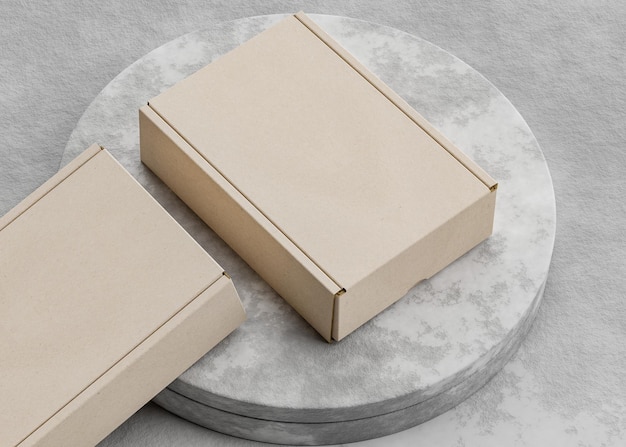 Scatole di cartone sul piedistallo di roccia con l'uso di consistenza per il mockup