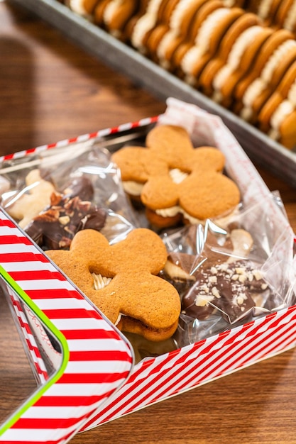 Scatole di latta natalizie piene di dolcetti con punta di cioccolato