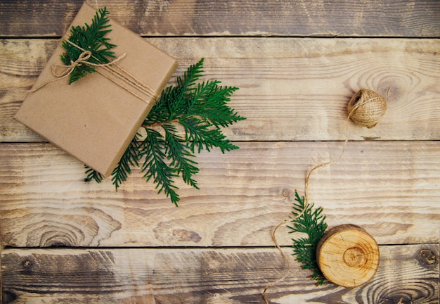 Scatole imballate con carta kraft e spago naturale su fondo in legno. Il concetto di Natale e Capodanno.