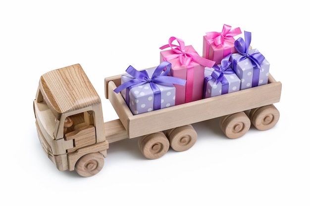 Scatole in confezioni per le vacanze sul retro del camion giocattolo di legno