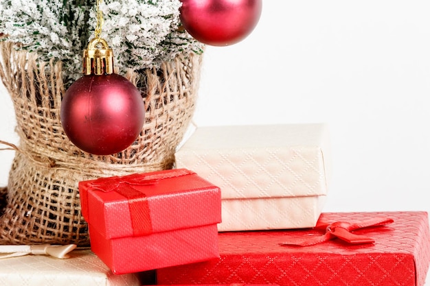 Scatole regalo albero di Natale con giocattoli su sfondo bianco