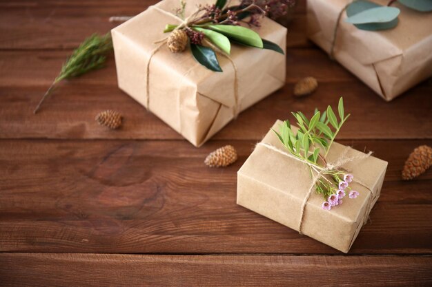 Scatole regalo artigianali con fiori su tavola di legno