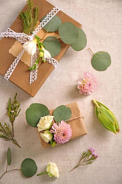 Scatole regalo artigianali con fiori sul tavolo