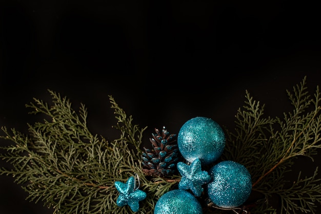 Scatole regalo bianco e nero con nastro d&#39;oro su sfondo di lucentezza. Distesi