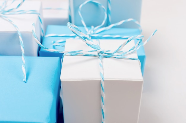 Scatole regalo blu e bianco con nastro