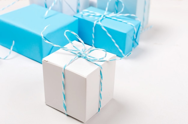 Scatole regalo blu e bianco con nastro