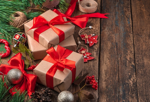 Scatole regalo con nastri rossi su uno sfondo festivo. Il concetto di Natale e Capodanno. Vista laterale, copia dello spazio.