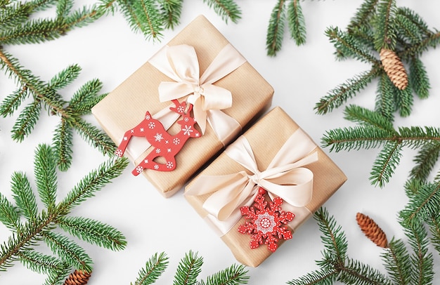 Scatole regalo con rami di albero di Natale