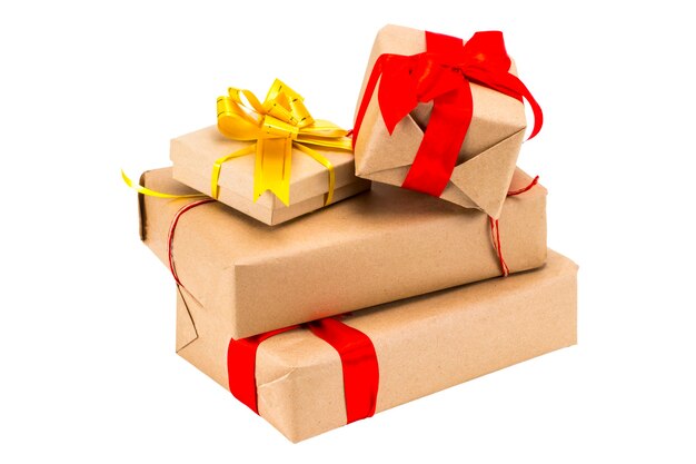 Scatole regalo con set di nastri isolati su sfondo bianco. Grande mucchio di regali, sorprese. Natale, compleanno, concetto di vacanze.