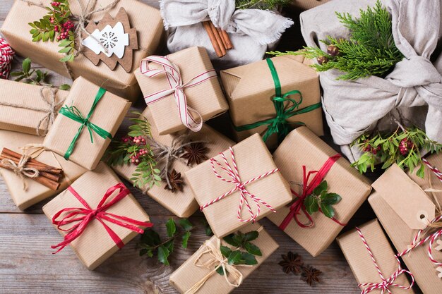 Scatole regalo creative fatte a mano con concetto di Natale zero rifiuti