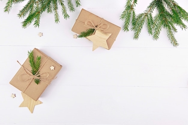 Scatole regalo decorate e rami di abete