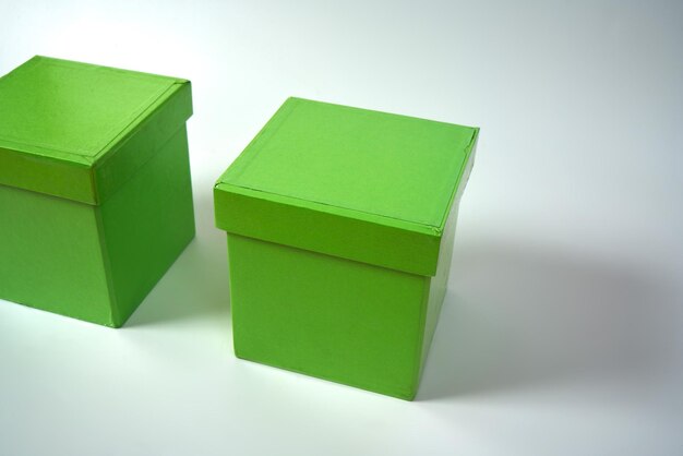 Scatole regalo di cartone verde su sfondo bianco