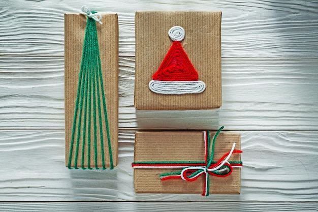 Scatole regalo di Natale avvolte a mano su tavola di legno concetto di vacanze