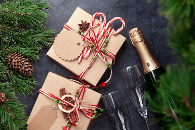 Scatole regalo di Natale e champagne