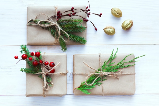 Scatole regalo di Natale e ramo di abete su tavola di legno piatto sullo sfondo di Shristmas