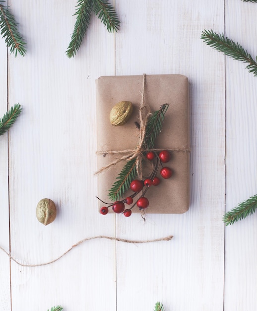 Scatole regalo di Natale e ramo di abete su tavola di legno piatto sullo sfondo di Shristmas