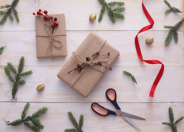 Scatole regalo di Natale e ramo di abete su tavola di legno piatto sullo sfondo di Shristmas