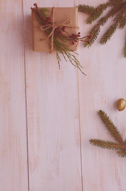 Scatole regalo di Natale e ramo di abete su tavola di legno piatto sullo sfondo di Shristmas