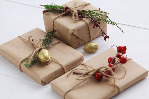 Scatole regalo di Natale e ramo di abete su tavola di legno Sfondo di Natale