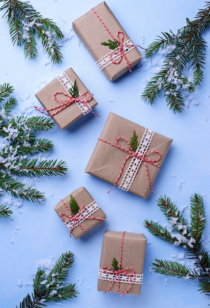 Scatole regalo di Natale in carta artigianale.