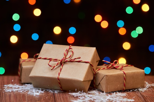 Scatole regalo di Natale o Capodanno su una superficie di legno
