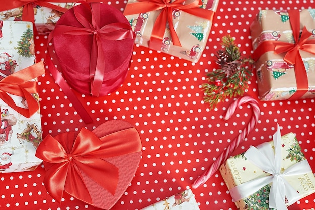 Scatole regalo di Natale vista dall'alto con carta da imballaggio