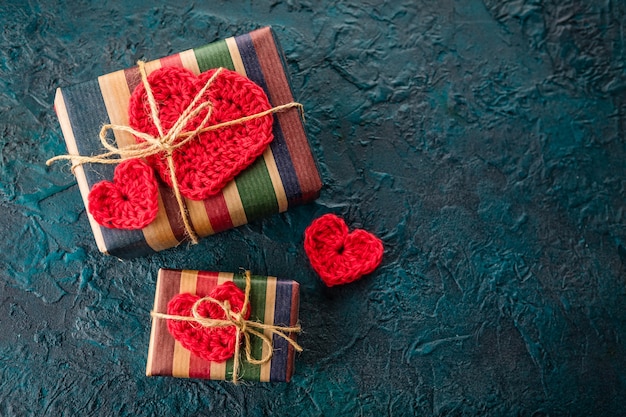 Scatole regalo e cuori di San Valentino all'uncinetto su bacground bianco.