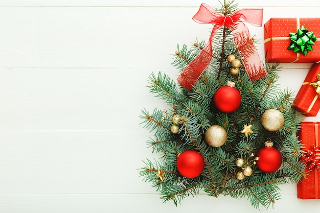 Scatole regalo e decorazioni natalizie
