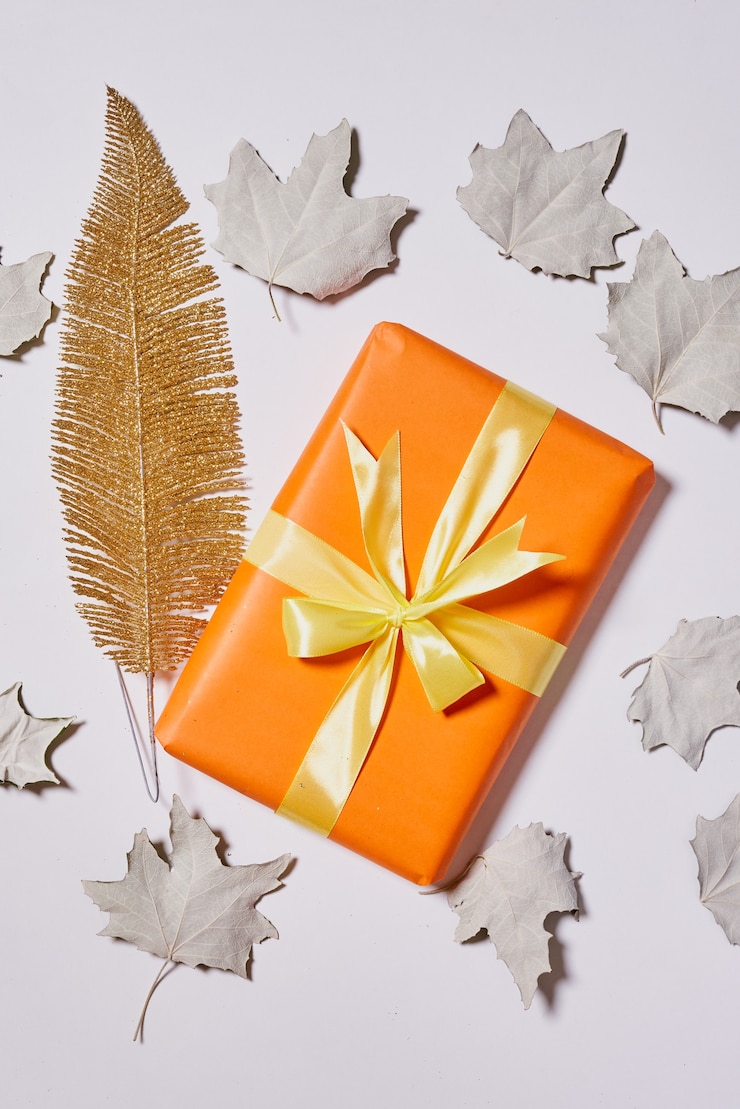 Foto scatole regalo e foglie autunnali su sfondo bianco layout creativo di foglie autunnali e regalo arancione ...