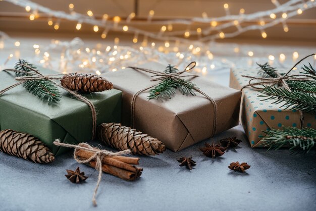 Scatole regalo natalizie con imballaggio zero rifiuti con pigne in legno eco decor e luci natalizie