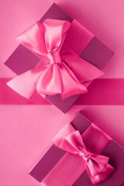 Scatole regalo rosa in stile femminile flatlay sfondo