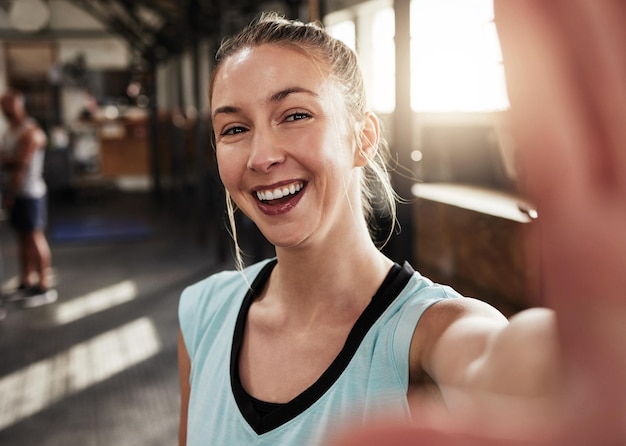 Scatta il selfie che non sai mai chi stai ispirando Foto di una giovane donna in forma in palestra