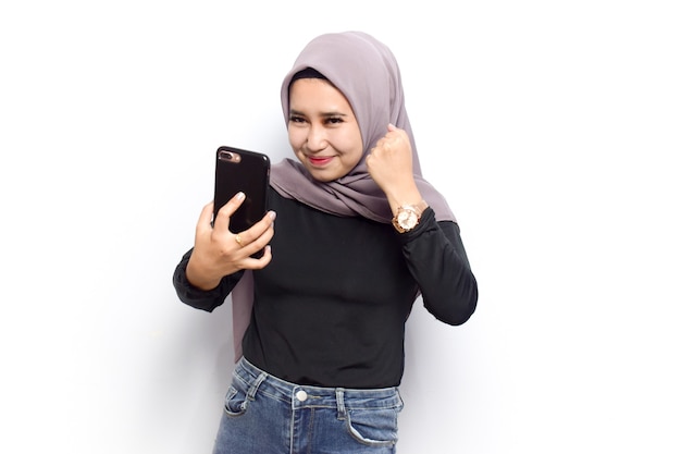 Scatta selfie di giovani belle donne asiatiche musulmane vestono velo Hijab e camicia nera