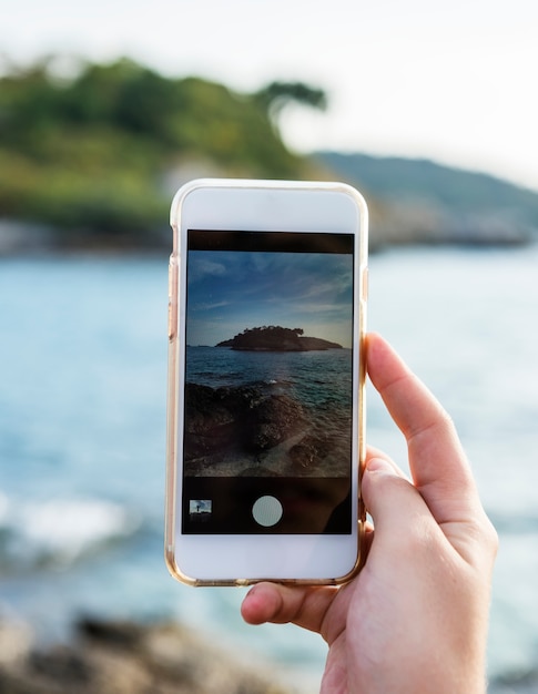 Scattare foto della spiaggia per i ricordi di viaggio