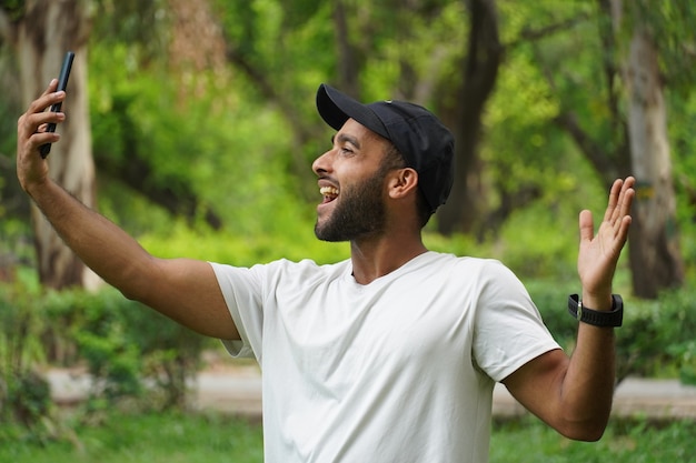 Scattare selfie e mostrare l'espressione del viso felice