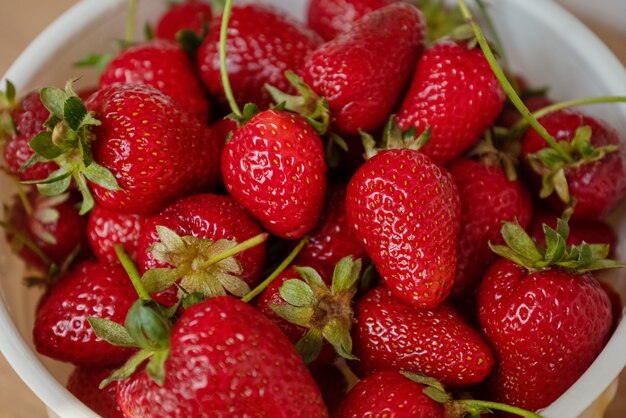 Scattering di fragole rosse mature closeup cibo estivo background