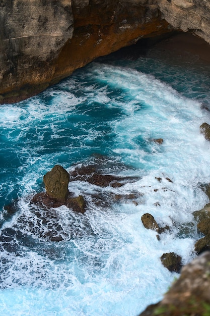 Scatti cinematografici del paesaggio aereo della bellissima isola di Nusa Penida Enormi scogliere lungo la costa e spiagge da sogno nascoste con acqua limpida e onde schiumose