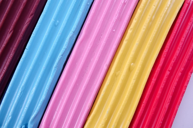 Scatto a fotogramma completo di argille da gioco per bambini multicolori