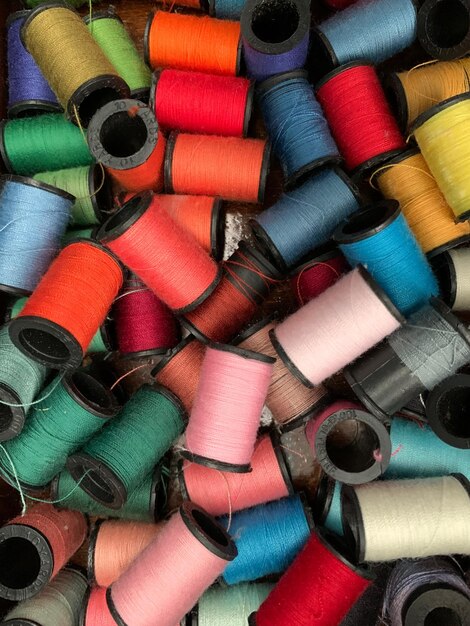 Scatto a fotogramma completo di bobine di filo multicolori